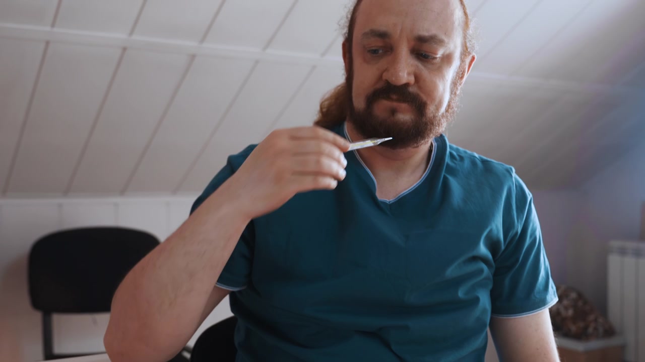 Uomo bianco in convalescenza a casa che riflette dopo un appuntamento, seduto in una mansarda con soffitto spiovente e luce soffusa dalla finestra, umore tranquillo, sguardo pensieroso, sottili segni di guarigione e pianificazione dei passi successivi.