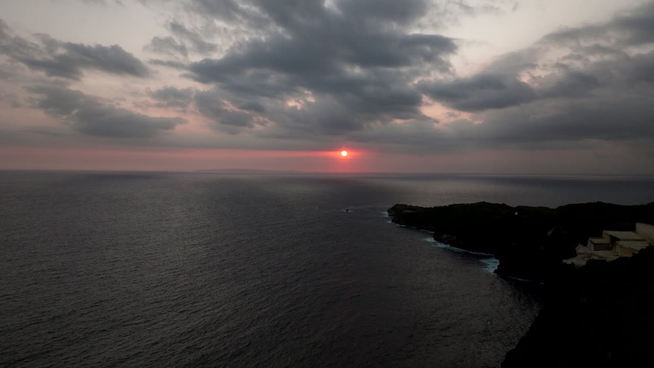 Nusa Penida bei Sonnenuntergang auf der südöstlichen indonesischen Insel Bali