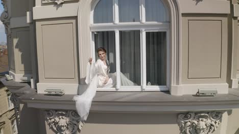 Braut-Im-Boudoirkleid-Sitzt-Auf-Der-Fensterbank,-Vorbereitungen-Für-Den-Hochzeitsmorgen,-Frau-Im-Nachthemd,-Schleier