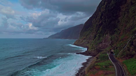 vista aérea de la costa montañosa de la isla de madeira, portugal