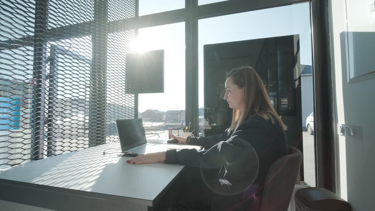 사무실에서 책상에서 일하는 자동차 서비스 관리자