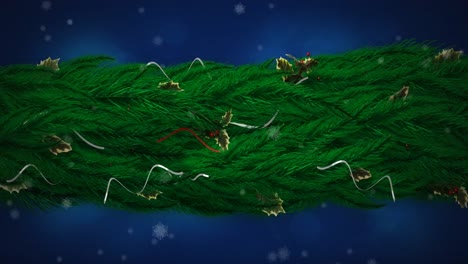 animación de nieve cayendo en el cielo azul sobre la rama del árbol de navidad con serpentinas y hojas de acebo