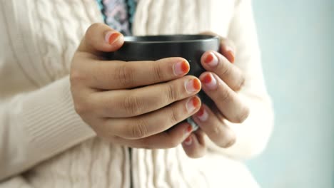 mujer con una taza