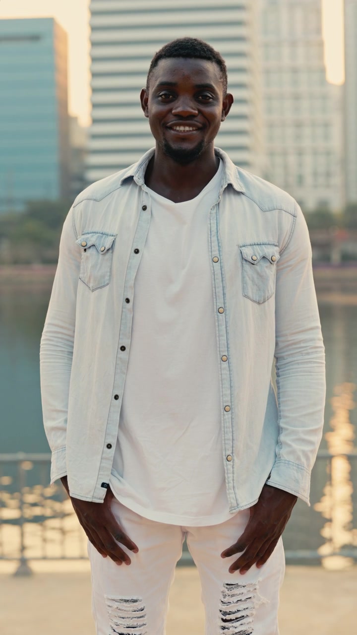 Uomo afroamericano felice in abbigliamento casual