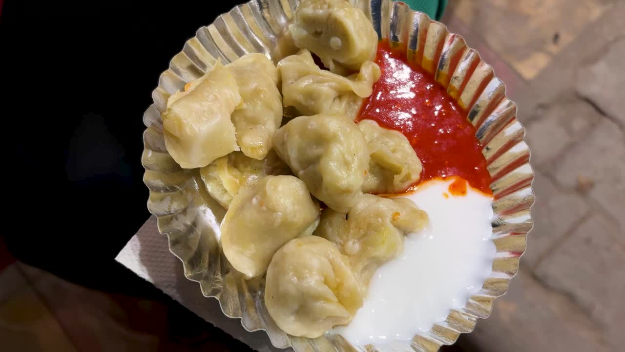 primer plano de momos callejeros tradicionales indios con chutney de chile y mayonesa