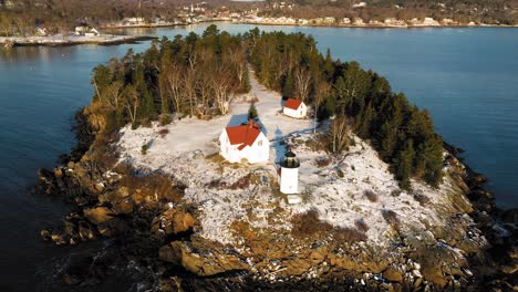 Luftbahn-über-Einem-Schneebedeckten-Curtis-Insel-Leuchtturm-Bei-Sonnenaufgang-Mit-Langen-Schatten-Im-Schnee-Hautnah