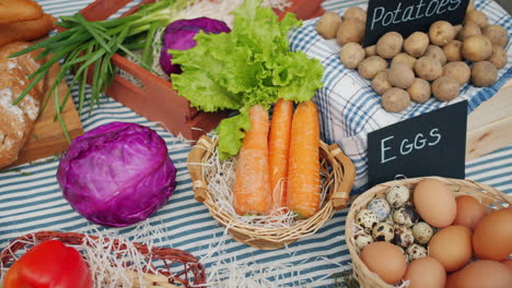 productos frescos y pan en el mercado de los agricultores