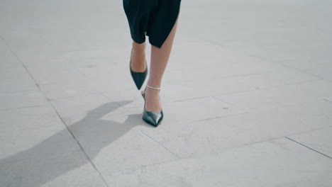 Piernas-De-Mujer-Caminando-Por-El-Camino-De-Cerca.-Chica-Desconocida-Con-Tacones-Pisando-La-Calle-Vertical