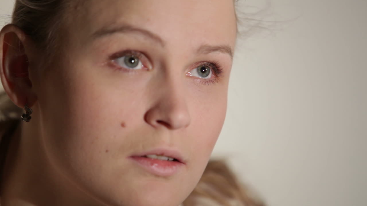 여성은 tv를 보고 놀랍습니다