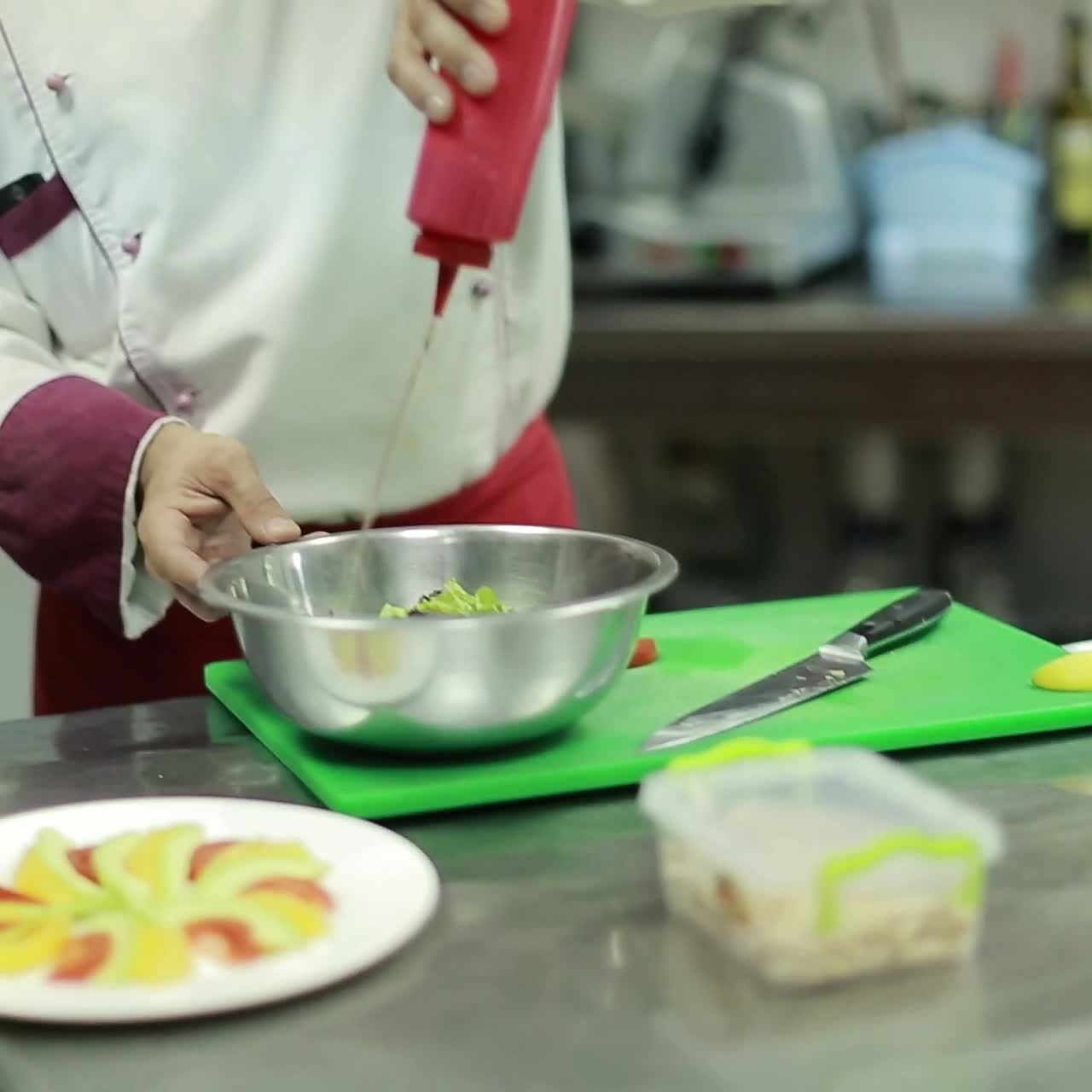 chef cocinando ensalada de verduras