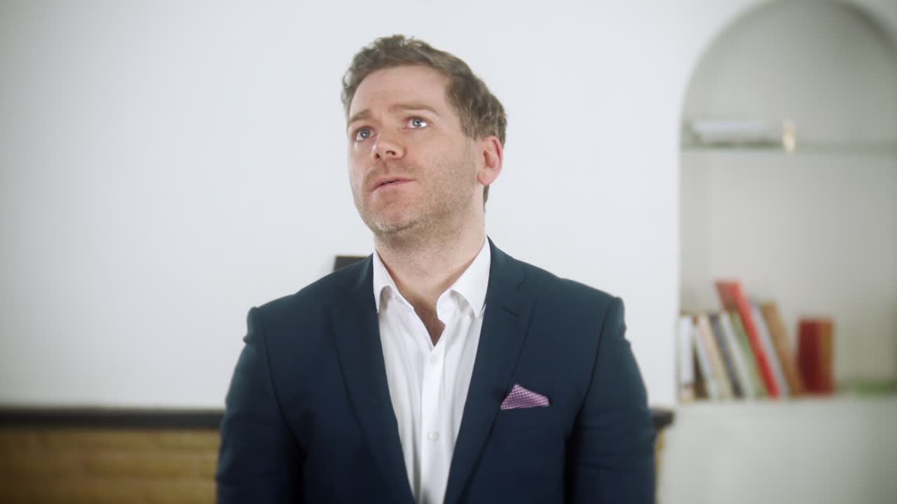 un empresario empresario está angustiado y deprimido