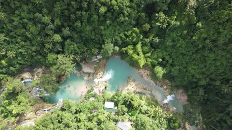 Piscinas-Escalonadas-De-Cascadas-Kawasan-En-Medio-De-La-Naturaleza-Tropical,-Aérea