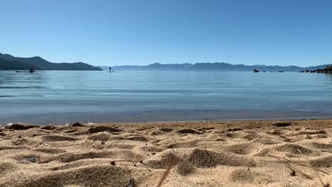 siluetas de personas en kayak y remo en la playa estatal de sand harbor en incline village, nevada