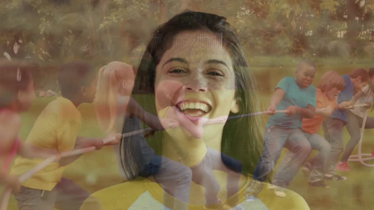 retrato de una mujer caucásica contra un grupo de niños diversos jugando al tira y afloja en el jardín