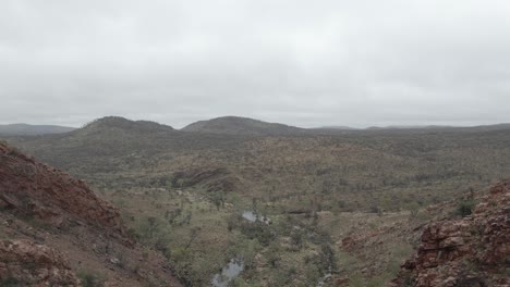 Simpsons-Gap-An-Einem-Nebligen-Tag-Im-West-Macdonnell-National-Park---Rungutjirp-Mit-Outback-landschaft-Im-Nördlichen-Territorium,-Australien