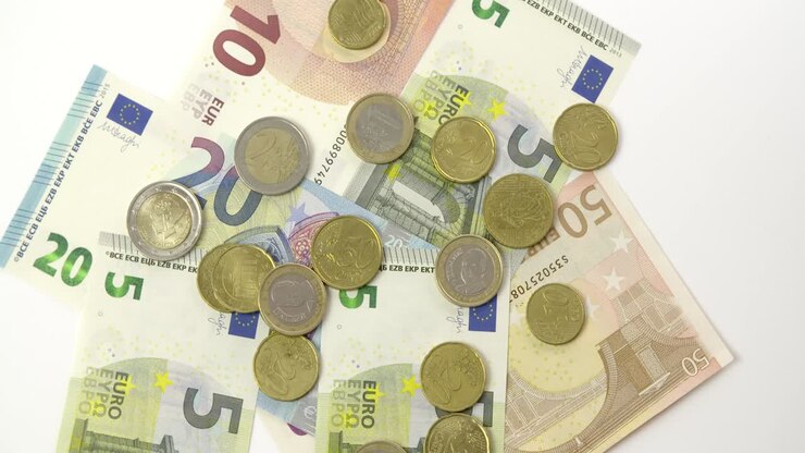 Sich drehende Euros auf weißem Hintergrund