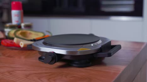 bandeja lateral de una estufa portátil clásica, de una sola placa