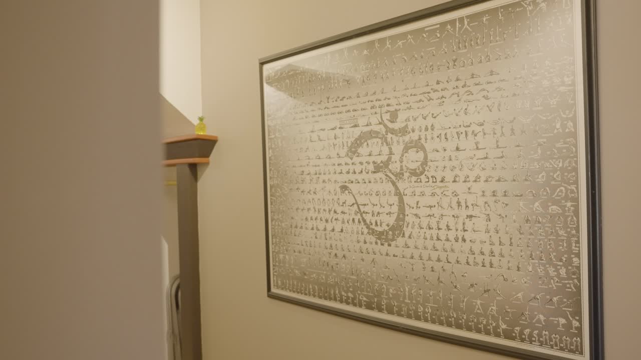 벽은 여러 요가 포즈를 특징으로하는 예술 작품과 요가를 나타내는 두드러진 상징으로 장식되어 있습니다.