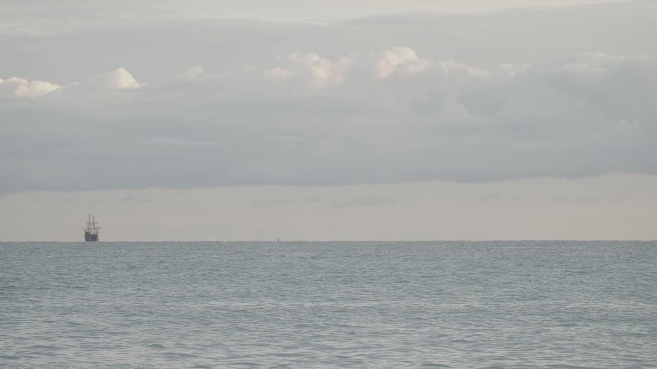 16세기 갤리온 안달루시아 복제선은 일출 시 흐린 날에 잔잔한 지중해에서 먼 거리를 항해합니다.