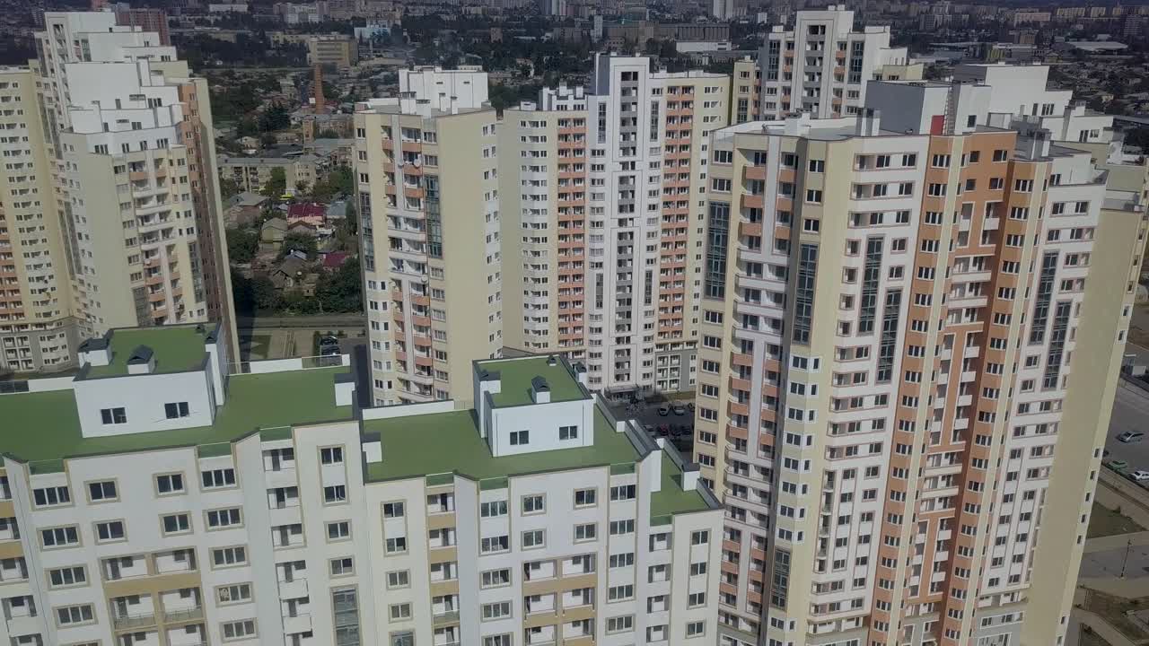 una ciudad es un gran asentamiento humano