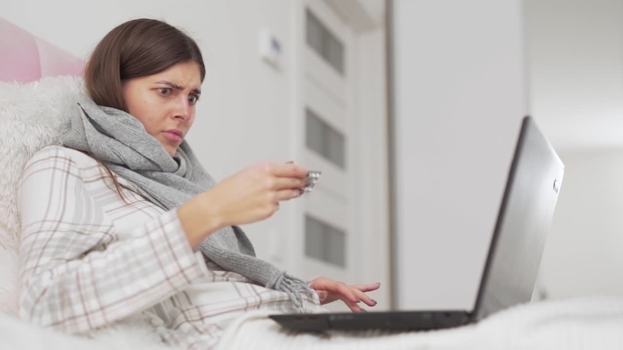 больная девушка читает на ноутбуке о таблетках