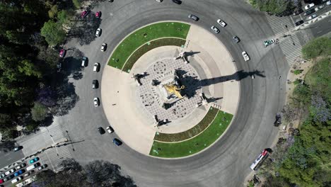 drone giratorio disparado sobre el monumento a la independencia en la ciudad de méxico