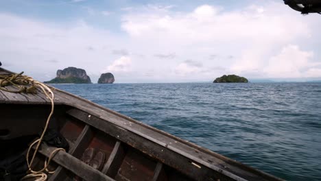 Punto-De-Vista-Del-Barco-En-Movimiento-Y-El-Fondo-Marino-De-Aventura-Del-Viaje-En-Barco-Turístico-En-Krabi-En-Tailandia-En-Un-Día-Despejado-De-Verano-Con-Cielo-Azul