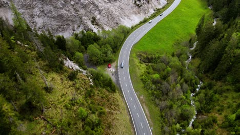 Toma-Aérea-De-Un-Valle-Con-Una-Carretera-De-Montaña-En-La-Región-De-Diablerets-En-Suiza.