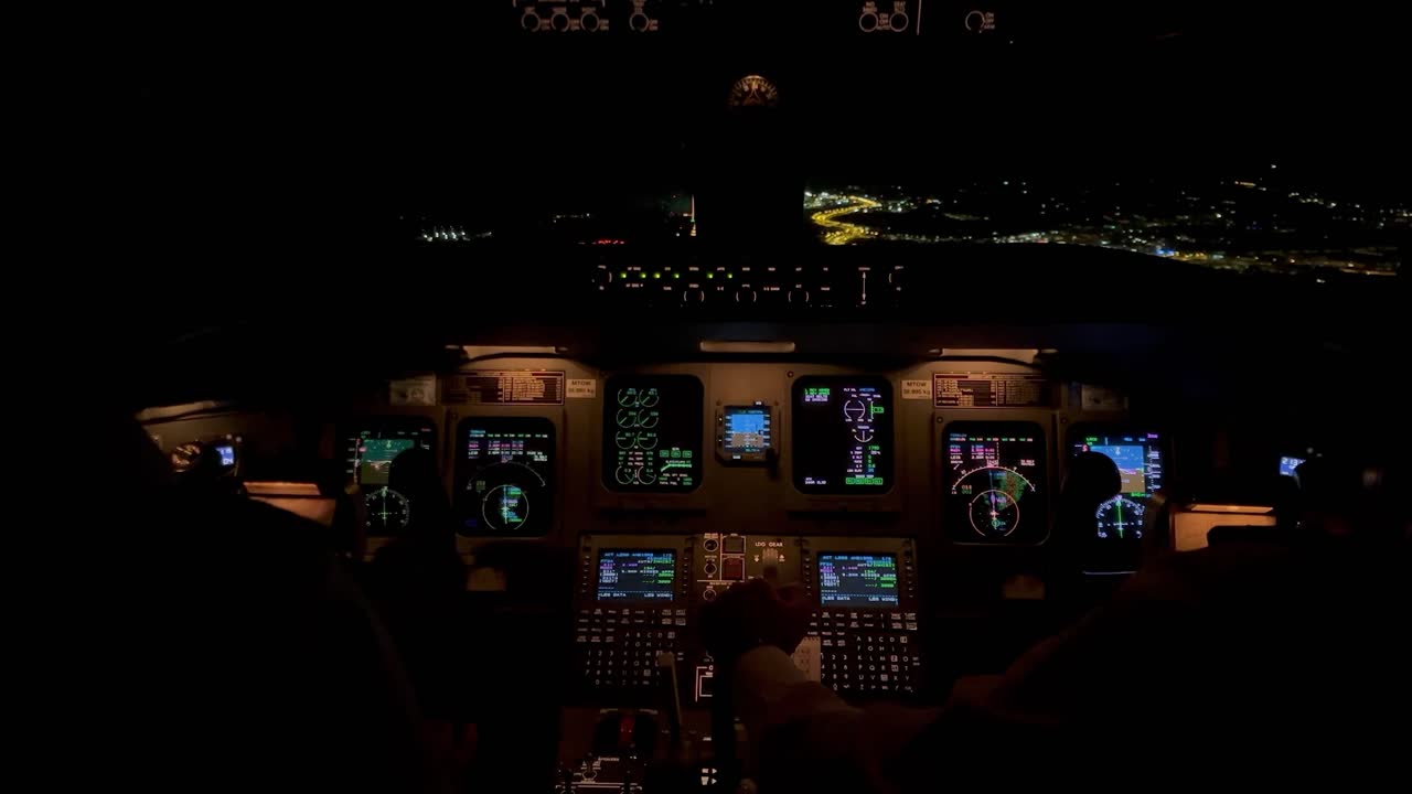 vista exclusiva de la cabina interior durante un vuelo nocturno real durante la aproximación al aeropuerto de valencias, españa