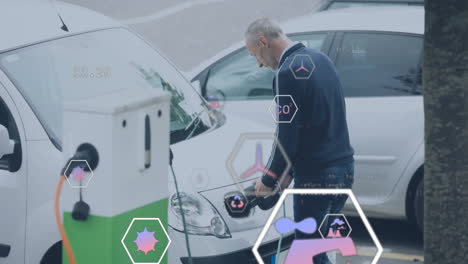 animación de iconos ecológicos y procesamiento de datos sobre hombre caucásico cargando coche eléctrico