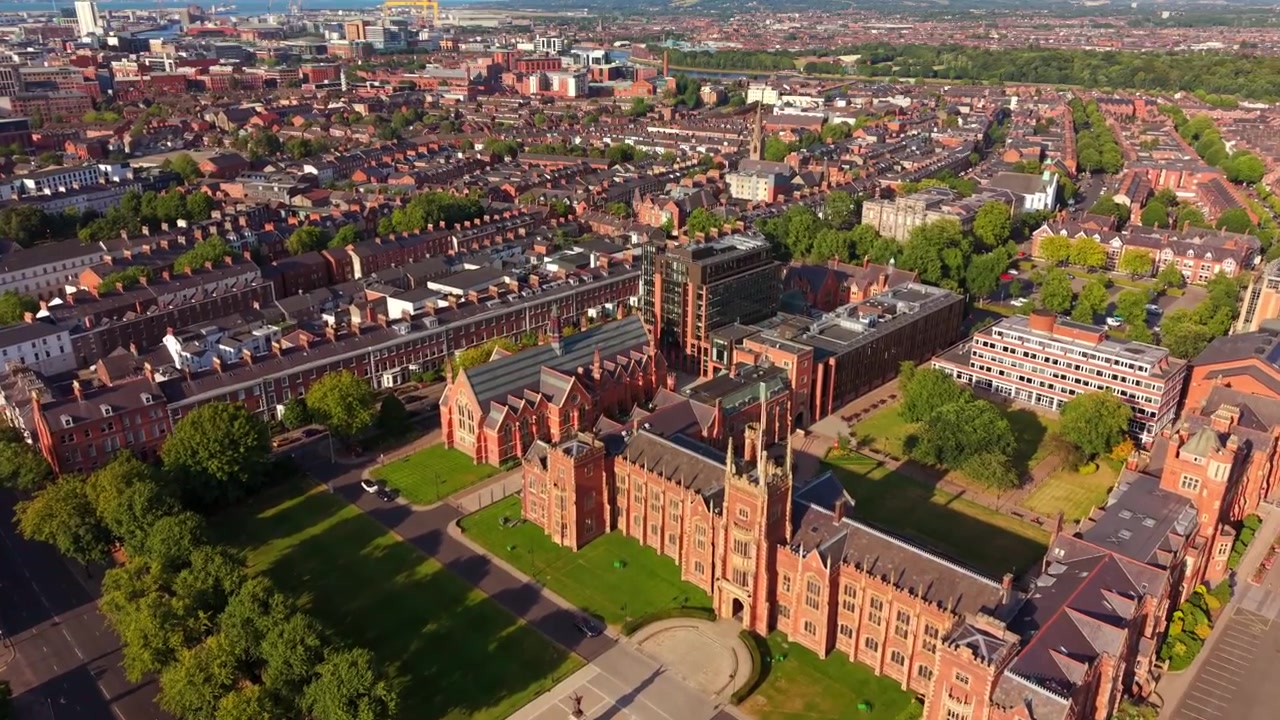 Nærbilde 4K 60FPS luftvideo av Queen's University Belfast, Nord-Irland i Storbritannia. Produsert en sommerkveld med Rec709-farger