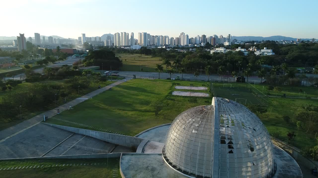 무성한 초목, 평온, 자연, 평온, 평화, 4k 해상도로 가득한 공공 공원에 위치한 아름다운 탁아소 위를 날아다니는 드론