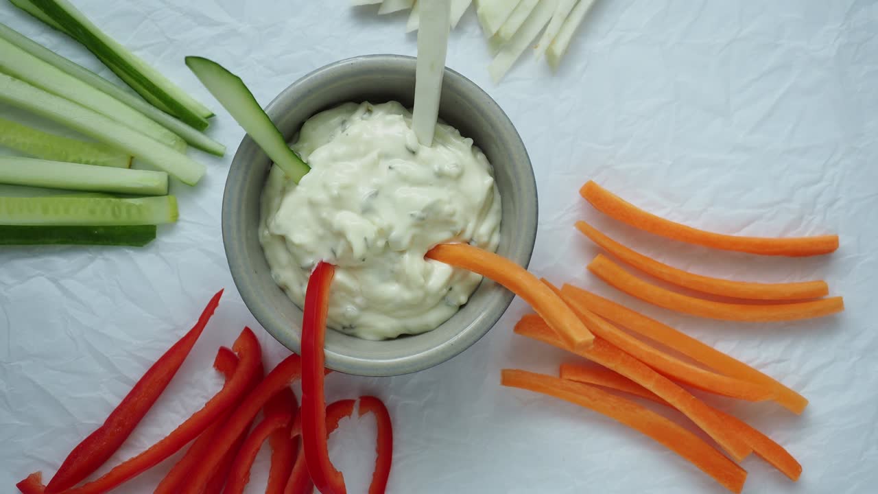 Spuntino sano con verdure e salsa. Bastoncini di verdure e salse in ciotola.