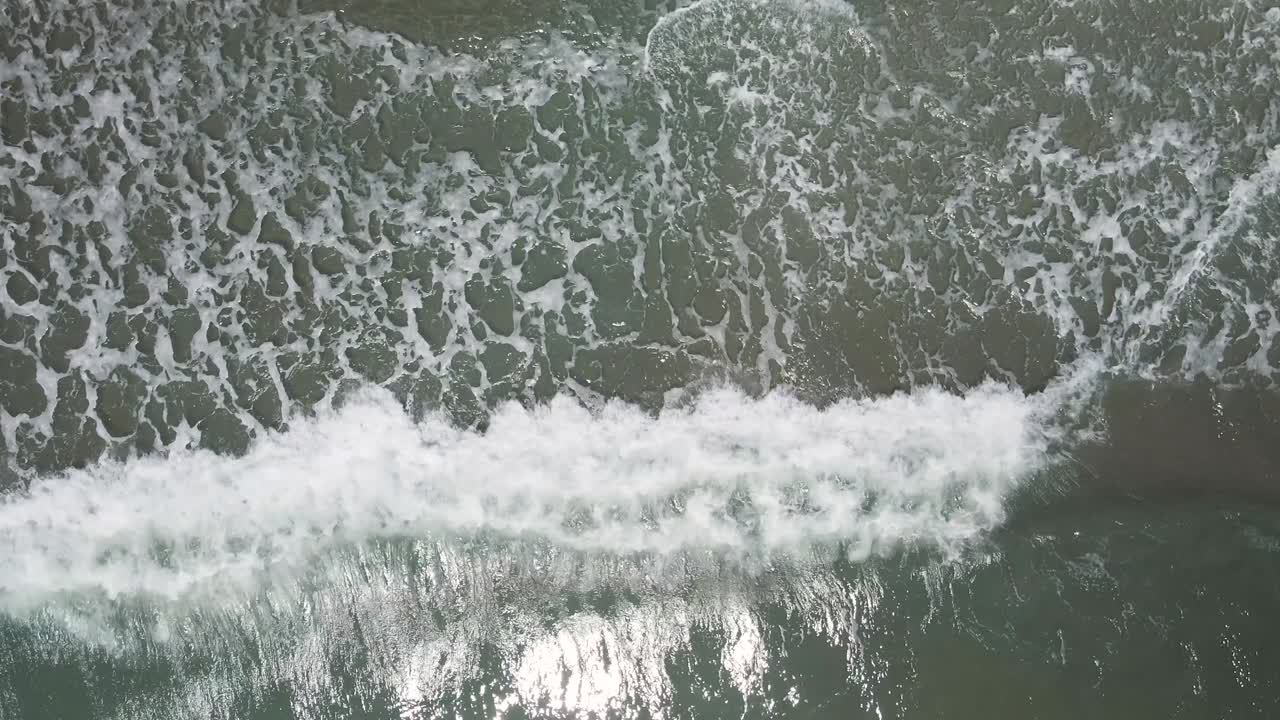 olas rompiendo en tiempo real aérea abstracta 4k