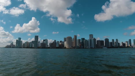 Miami,-Florida,-Enfoque-Desde-La-Proa-De-Un-Barco-Que-Navega-A-Lo-Largo-De-La-Bahía-De-Biscayne