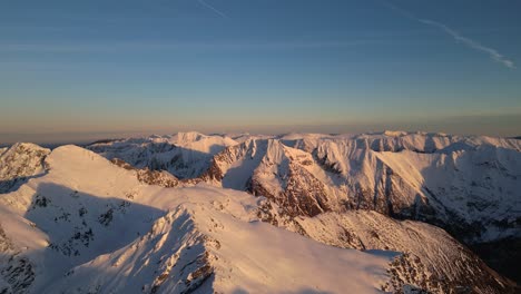 Filmische-4K-Drohnenaufnahmen-–-Karpaten-In-Rumänien-–-Goldene-Stunde