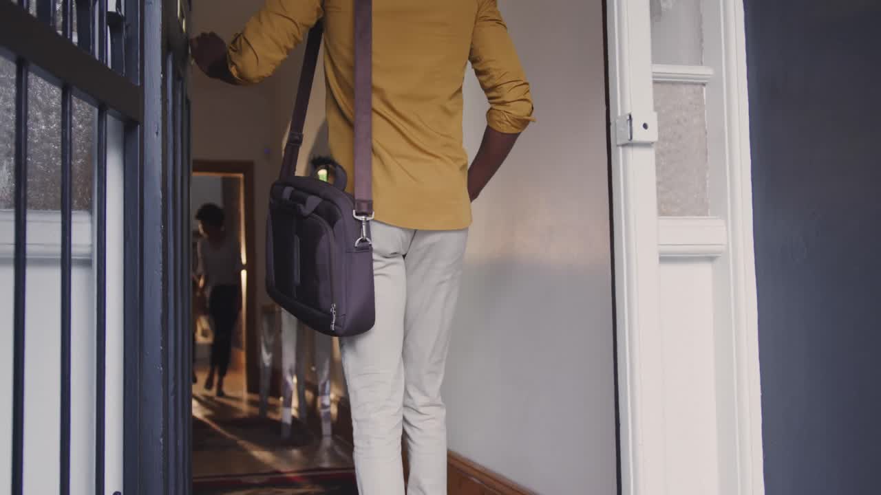 la familia pasa tiempo juntos en casa