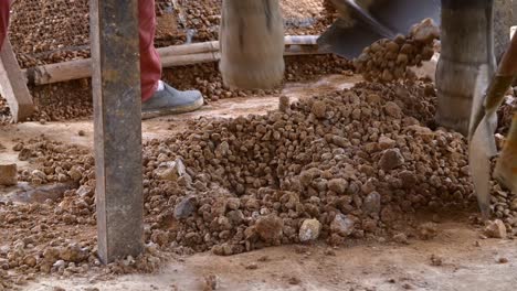 moviendo rocas bajo una trituradora con palas