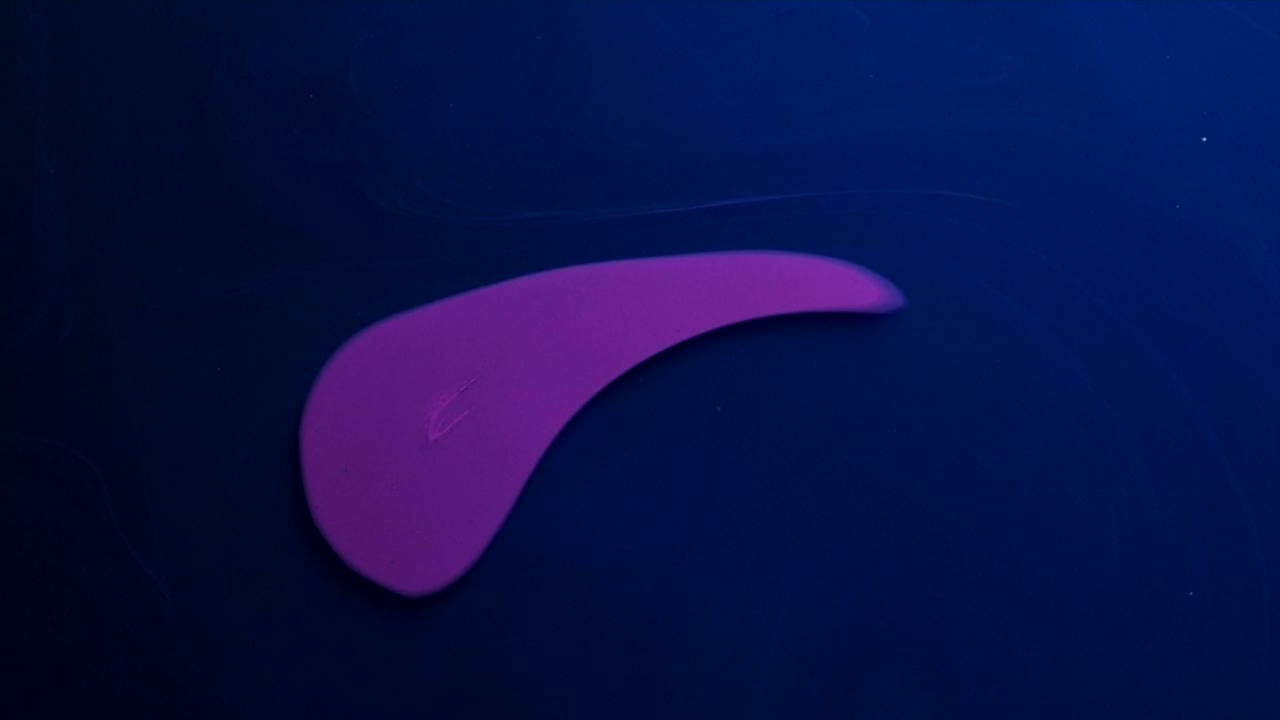 una mancha magenta se pone con la acción, corta la alfombra; para obtener más información, busque "videoclip abstracto" entre comillas