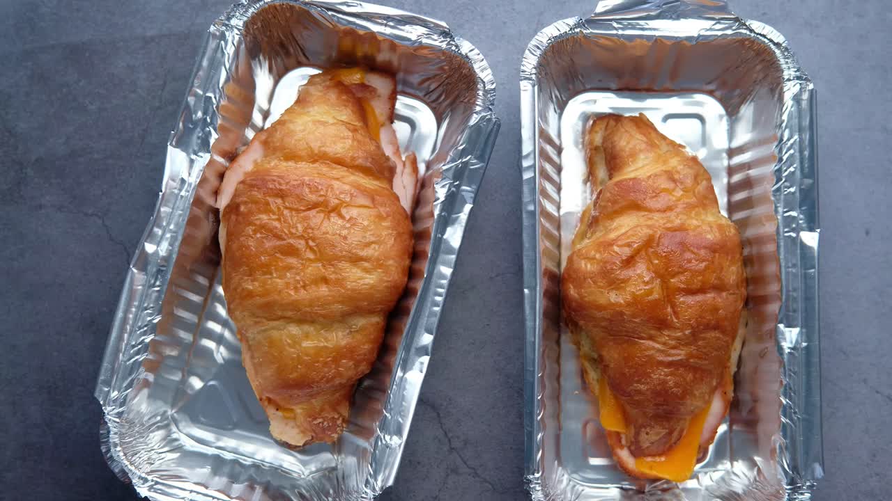sándwiches de croissant en envases de aluminio