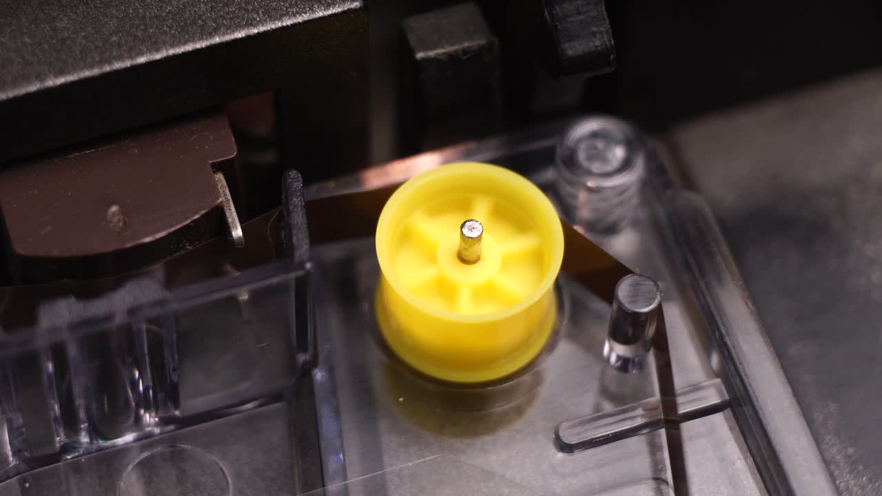 오디오 카세트 테이프 롤러가 재생 또는 녹음 중에 회전, 클로즈업