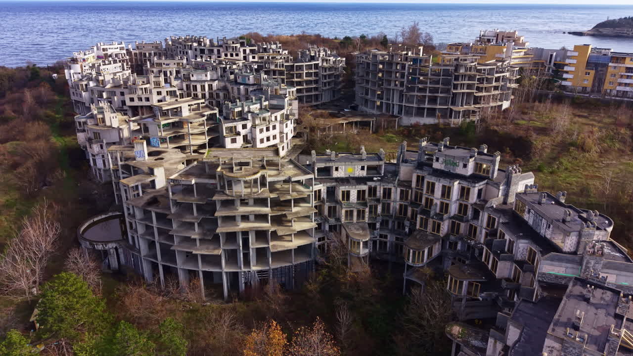 Rovine urbane in riva al mare rivelano una bellezza suggestiva e storie di abbandono sotto un cielo azzurro e limpido.