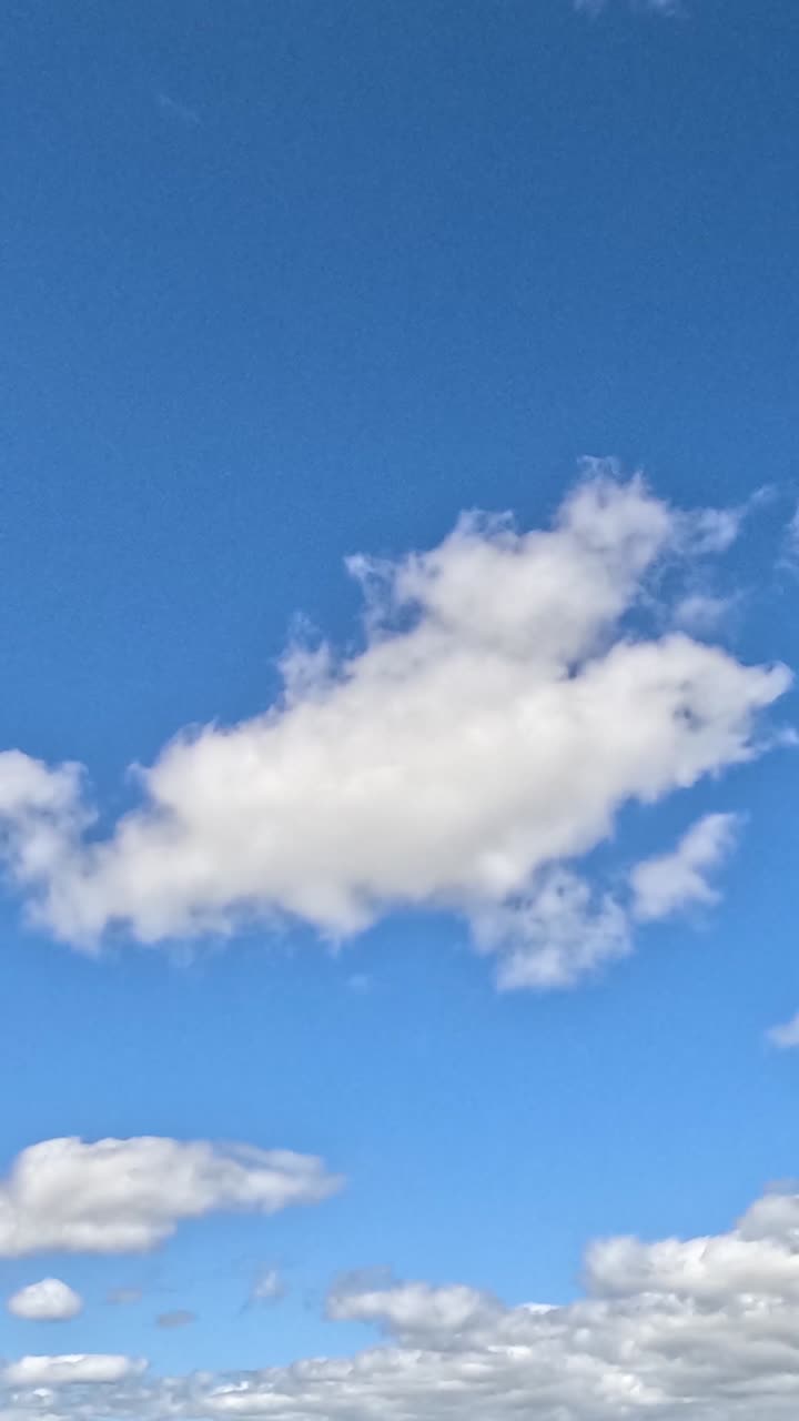 푸른 하늘을 가로질러 빠르게 움직이는 구름