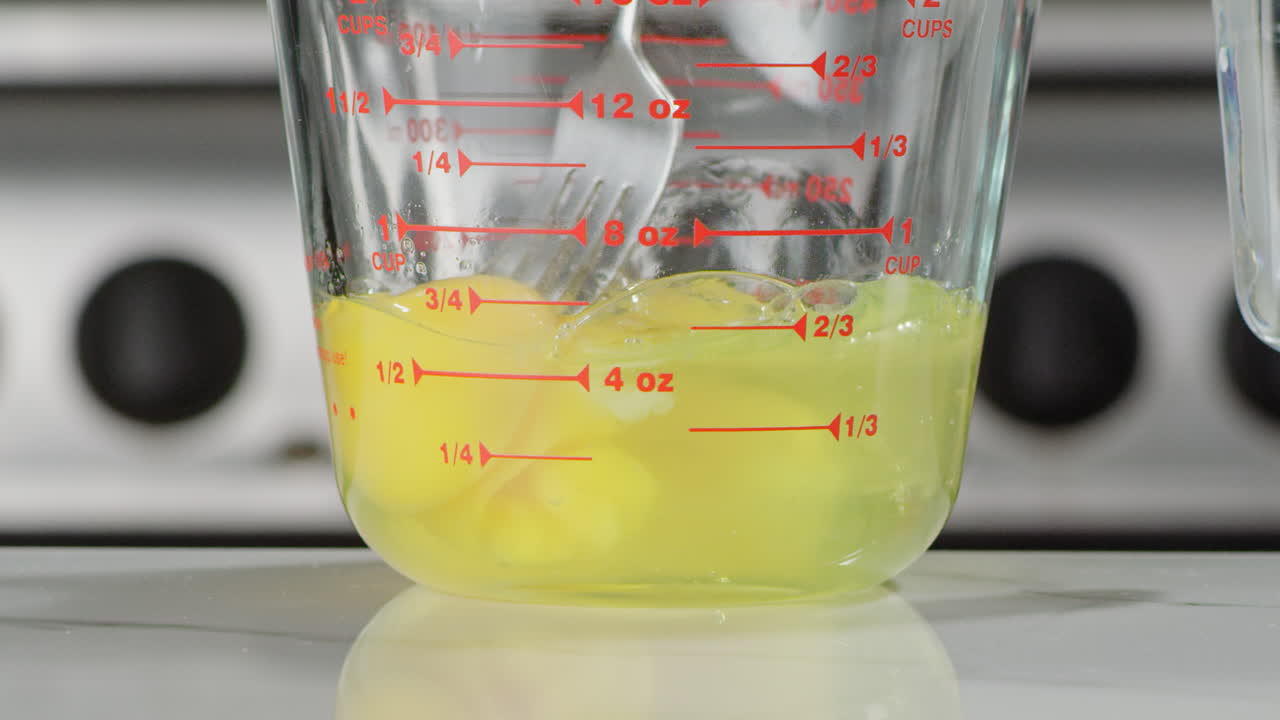 포크로 계란 휘젓기