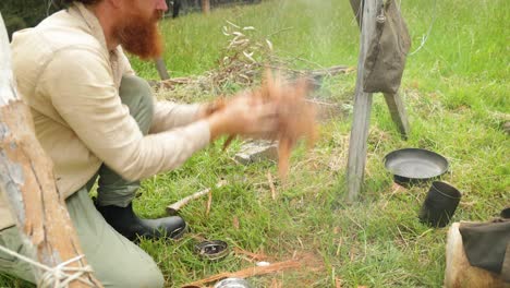 Un-Arbusto-Australiano-Sopla-En-Un-Haz-De-Yesca-Para-Crear-Fuego-En-El-Monte.