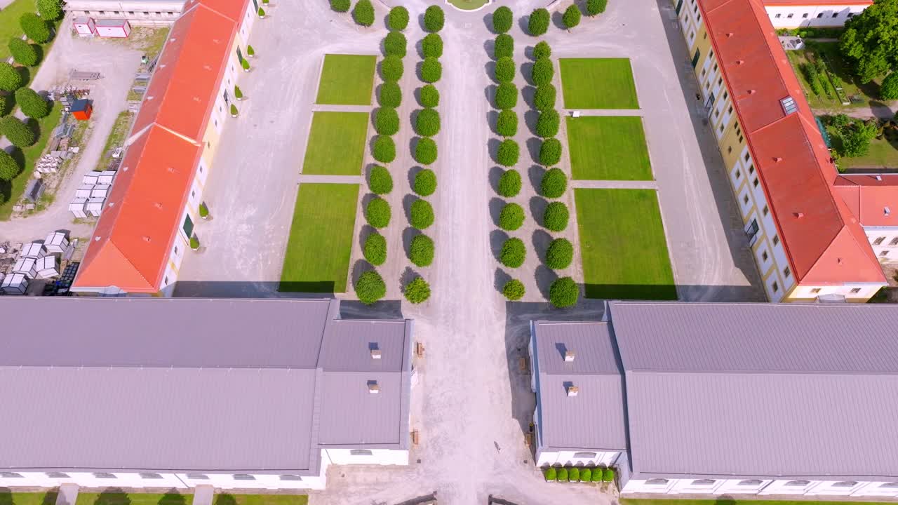 asombrosa vista desde arriba del palacio schloss hof con un extenso jardín en marchfeld, austria