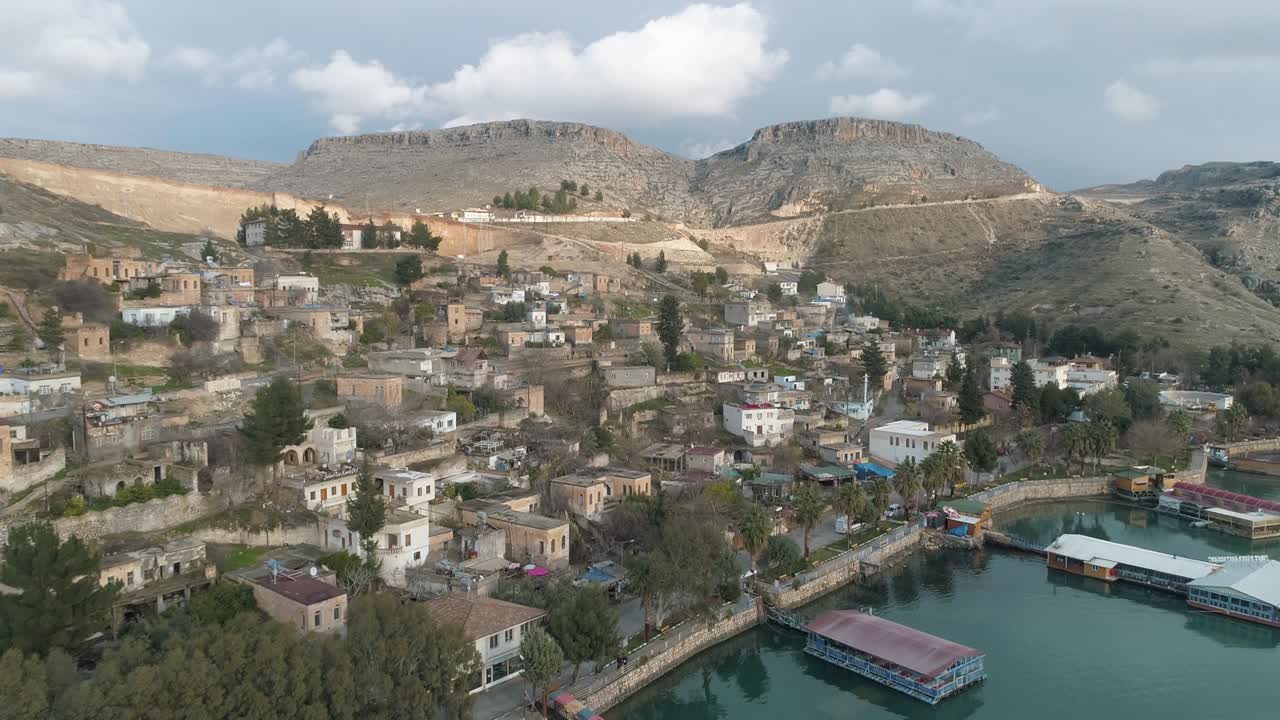 vista aérea de la ciudad hundida de halfeti en sanliurfa. imágenes en 4k en turquía