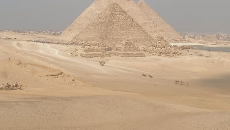 Famosa-Vista-Del-Complejo-Piramidal-De-Giza-En-Egipto