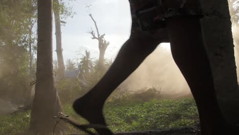 piernas caminando por una nube de polvo en un bosque