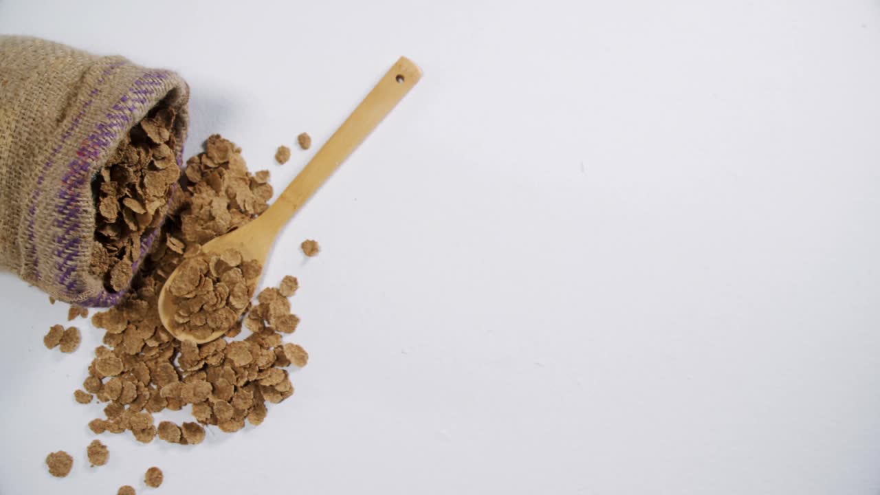 granola derramada en la cuchara 4k